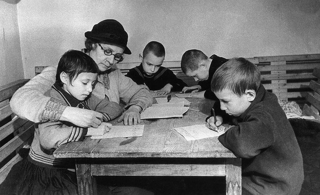 Школьный урок в ленинградском бомбоубежище в 1942 году